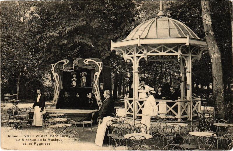Carte postale ancienne Vichy Parc Lardy Kiosque de la Musique Pygmées à Vichy