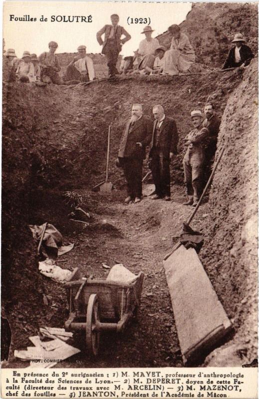 Carte postale ancienne Fouilles de Solutré Archeology