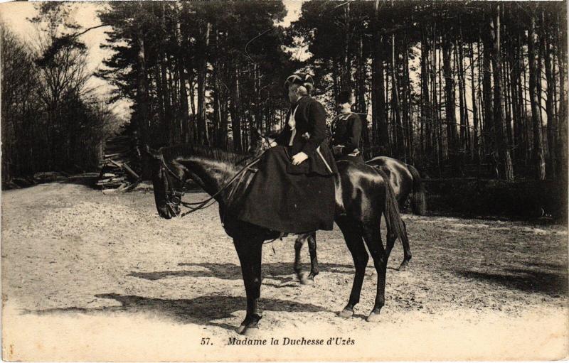 Carte postale ancienne Madame la Duchesse d'Uzes
