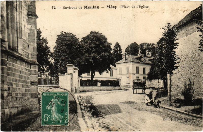 Carte postale ancienne Mezy Place de l'Eglise