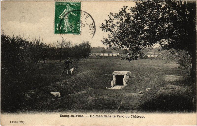 Carte postale ancienne Etang la Ville Dolmen dans le parc
