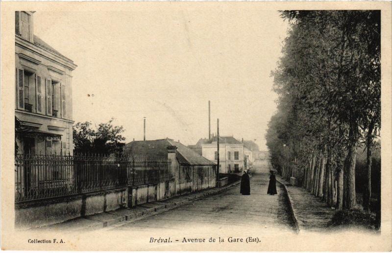 Carte postale ancienne Breval Avenue de la Gare
