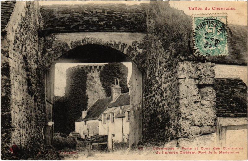 Carte postale ancienne Chevreuse Porte et Cour des Communs à Chevreuse