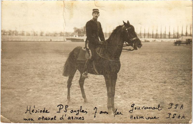Carte postale ancienne St Cyr l'Ecole defile de l'Escadron