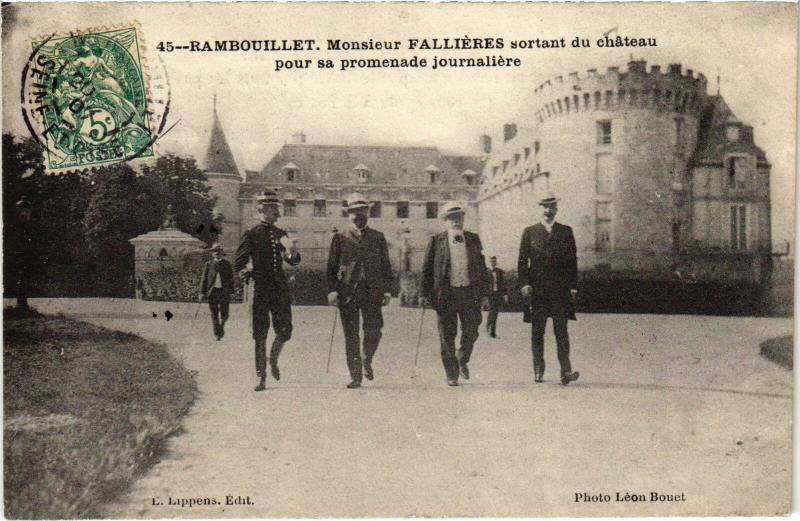 Carte postale ancienne Rambouillet le Chateau Monsieur Fallieres sortant à Rambouillet