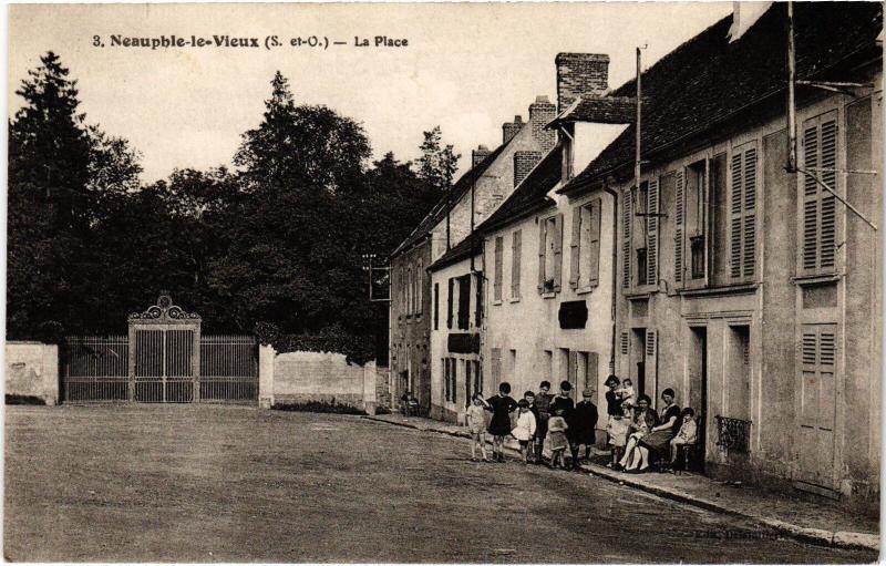 Carte postale ancienne Neauphle le Chateau la Place