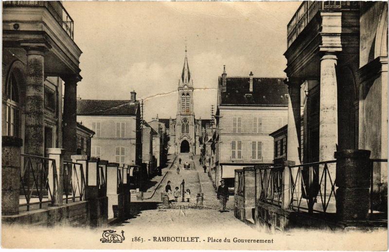 Carte postale ancienne Rambouillet Place du Gouvernement à Rambouillet