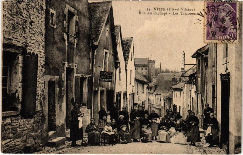 Carte postale ancienne Vitré Rue du Rachapt Les Tricoteuses à Vitré