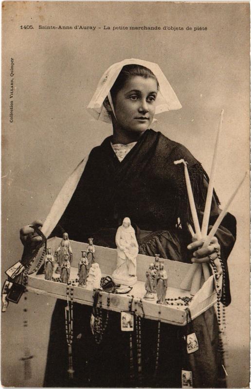 Carte postale ancienne Sainte-Anne-d'Auray petite marchande objets de piété Folklore à Auray