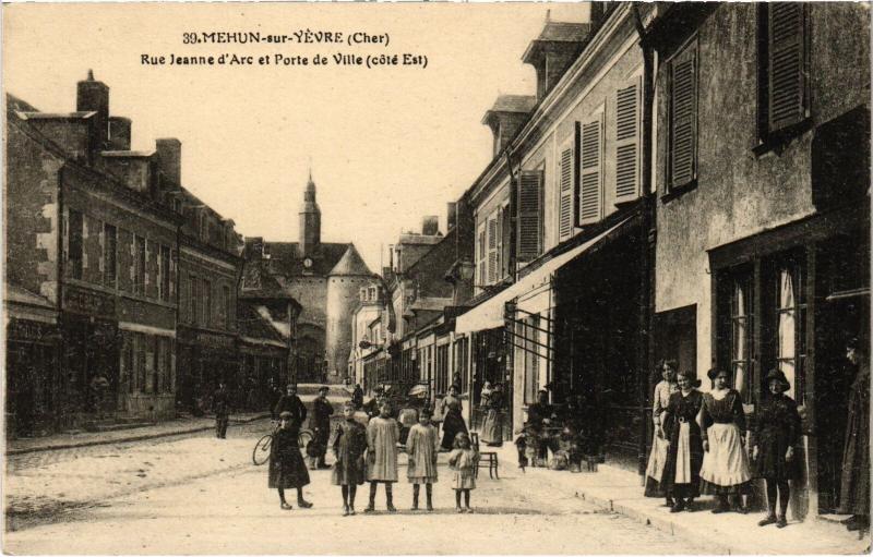 Carte postale ancienne Mehun-sur-Yevre Rue Jeanne d'Arc Porte de Ville
