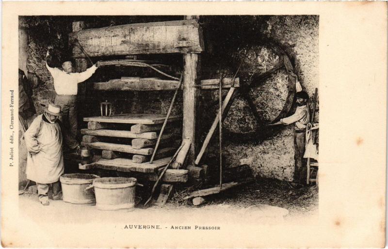 Carte postale ancienne Auvergne Ancien pressoir Folklore