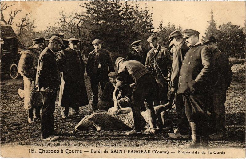 Carte postale ancienne Foret de Saint-Fargeau Chasse a courre Préparatifs la Curée Hunting à Saint-Fargeau