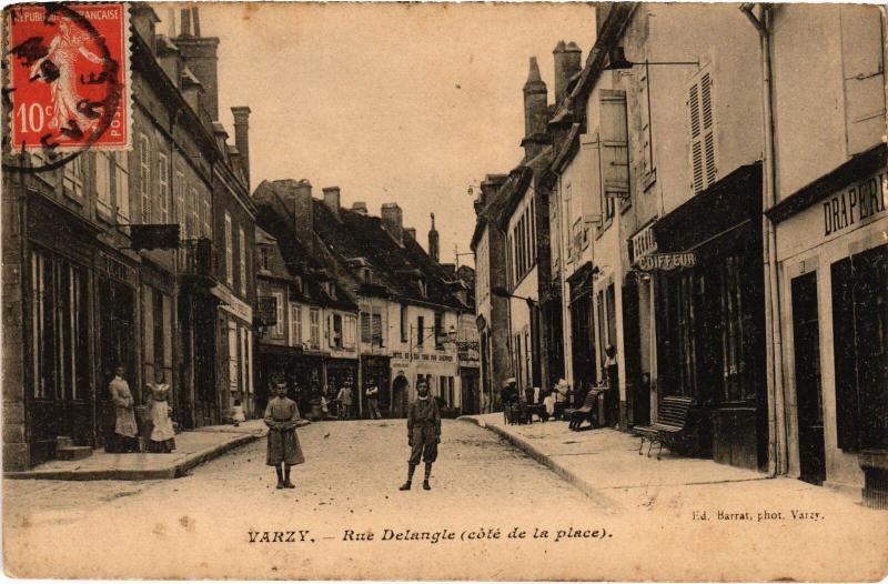 Carte postale ancienne Varzy Rue Delangle à Varzy