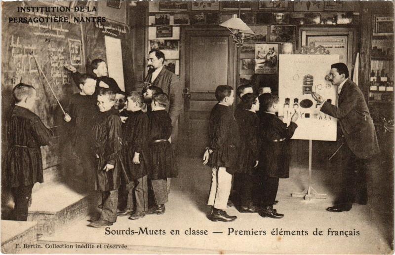 Carte postale ancienne Nantes Inst. de la Persagotiere Sourds-Muets en classe à Nantes