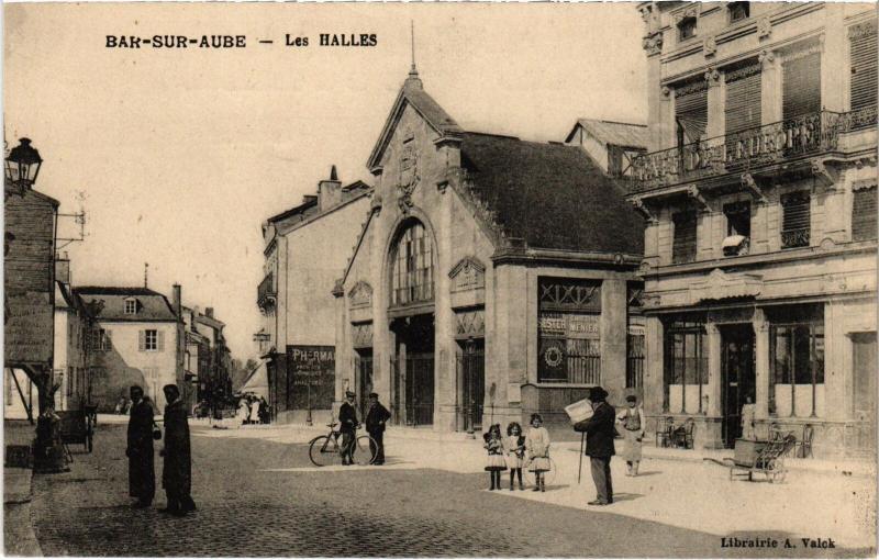 Carte postale ancienne Bar sur Aube les Halles à Bar-sur-Aube