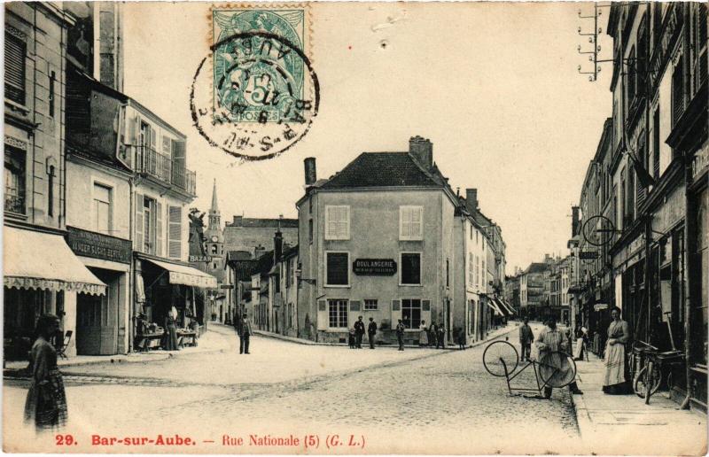 Carte postale ancienne Bar sur Aube Rue Nationale à Bar-sur-Aube