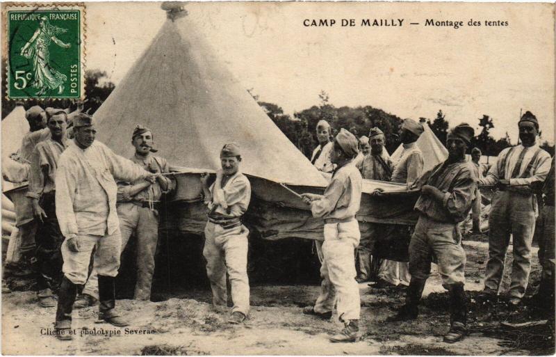 Carte postale ancienne Mailly le Camp Montage des tentes à Mailly-le-Camp