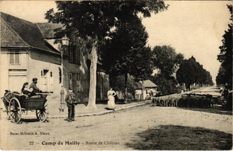 Carte postale ancienne Mailly le Camp Route de Chalons à Mailly-le-Camp