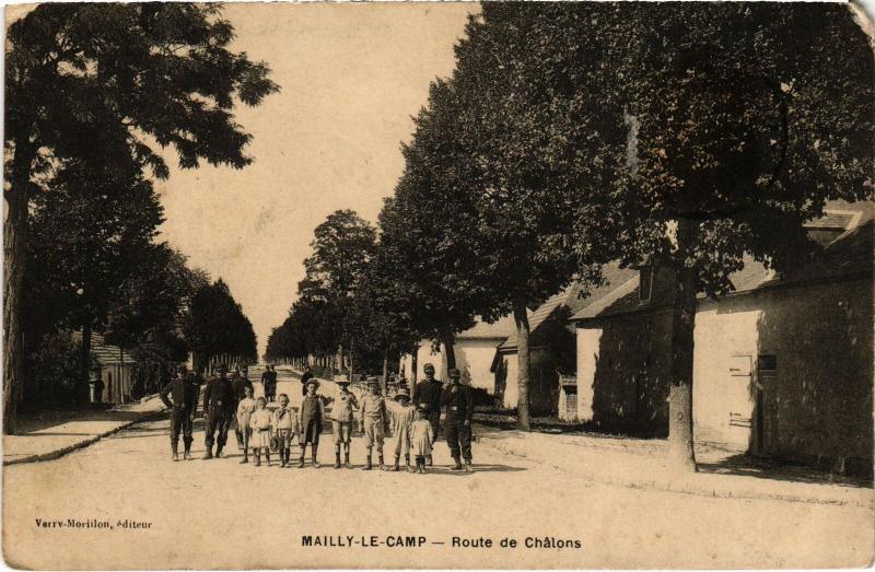 Carte postale ancienne Mailly le Camp Route de Chalons à Mailly-le-Camp