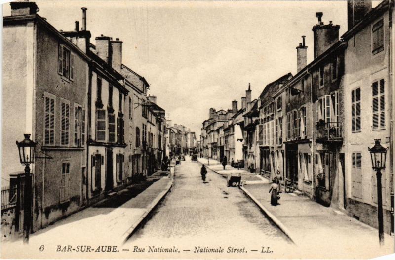 Carte postale ancienne Bar sur Aube Rue Nationale à Bar-sur-Aube