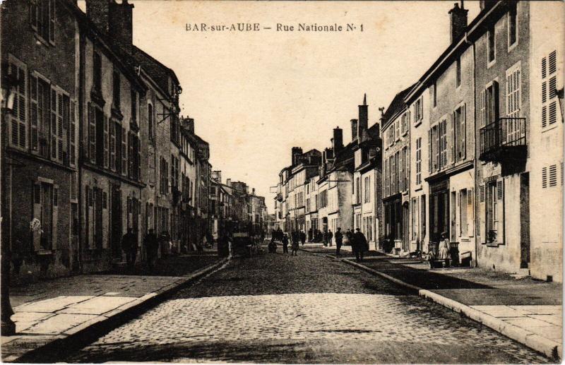 Carte postale ancienne Bar sur Aube Rue Nationale à Bar-sur-Aube
