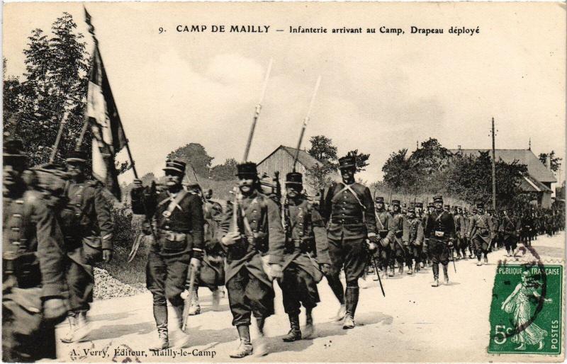 Carte postale ancienne Mailly le Camp Infanterie arrivant au Camp à Mailly-le-Camp