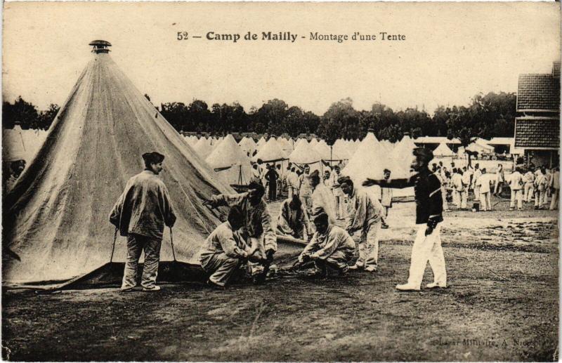 Carte postale ancienne Mailly le Camp Montage d'une Tente à Mailly-le-Camp