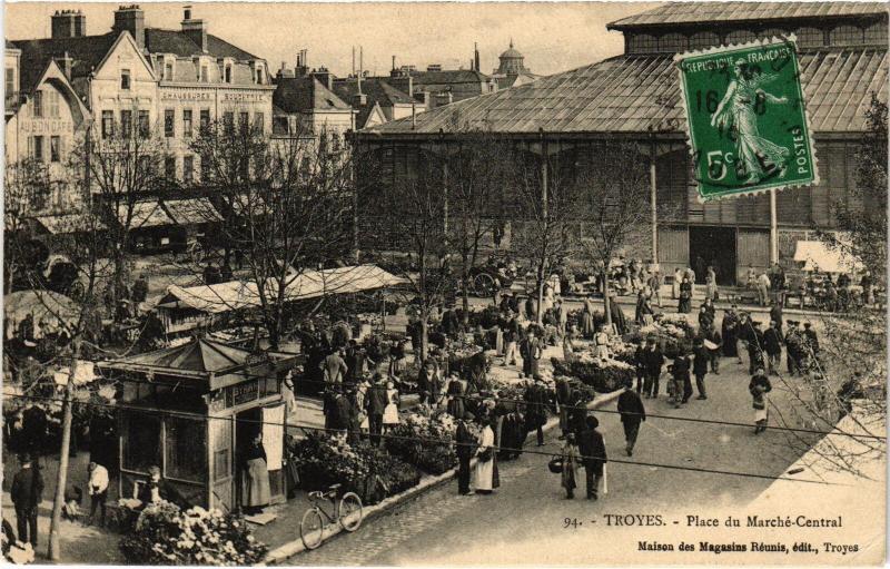 Carte postale ancienne Troyes Place du Marche Central à Troyes