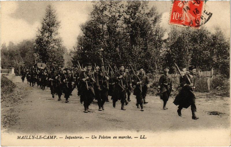 Carte postale ancienne Mailly le Camp infanterie un Peloton en marche à Mailly-le-Camp