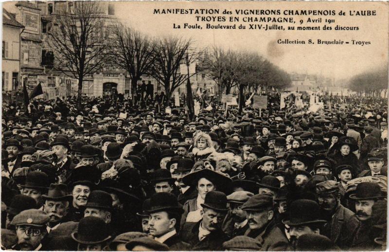 Carte postale ancienne Troyes Manifestation des Vignerons la Foule à Troyes