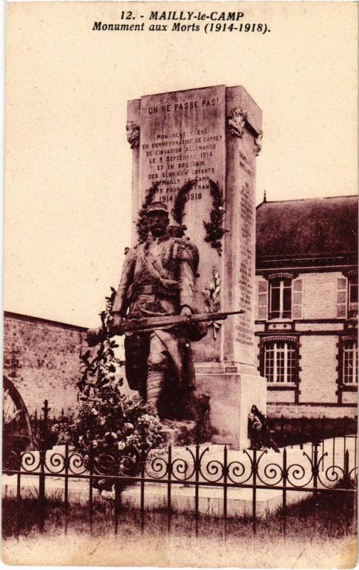 Carte postale ancienne Mailly le Camp Monument aux Morts à Mailly-le-Camp