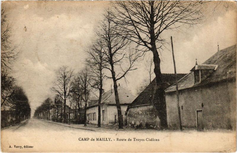 Carte postale ancienne Mailly le Camp Route de Troyes-Chalons à Mailly-le-Camp