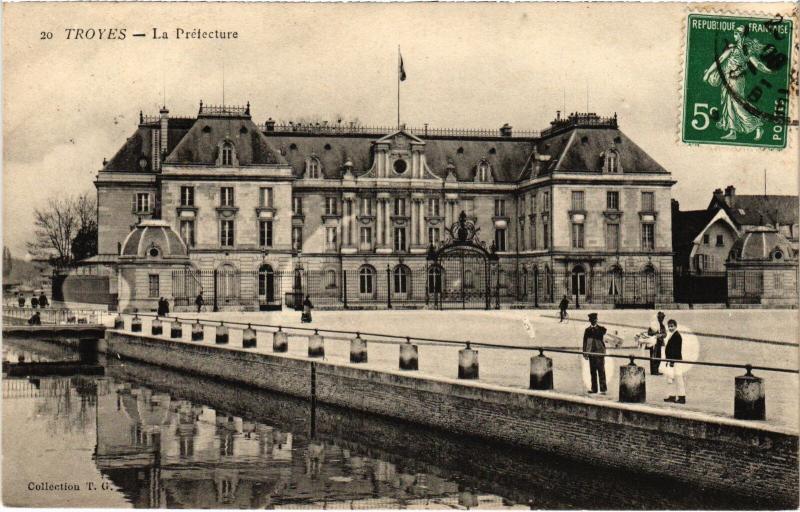Carte postale ancienne Troyes la Prefecture à Troyes