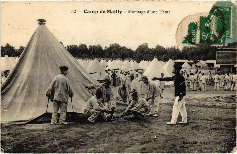 Carte postale ancienne Mailly le Camp Montage d'une Tente à Mailly-le-Camp