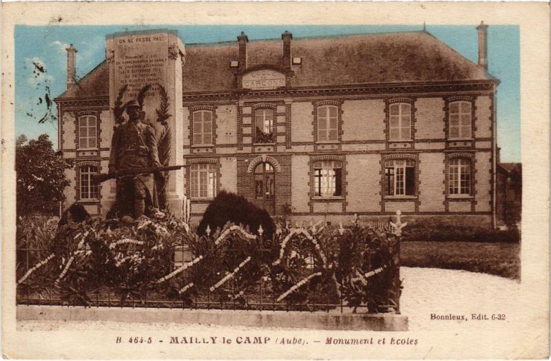 Carte postale ancienne Mailly le Camp Monument et Ecoles à Mailly-le-Camp