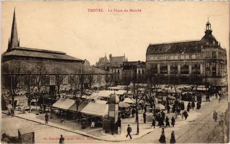 Carte postale ancienne Troyes Place du Marche à Troyes