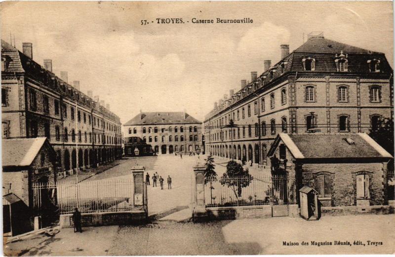 Carte postale ancienne Troyes Caserne de Beurnonville à Troyes