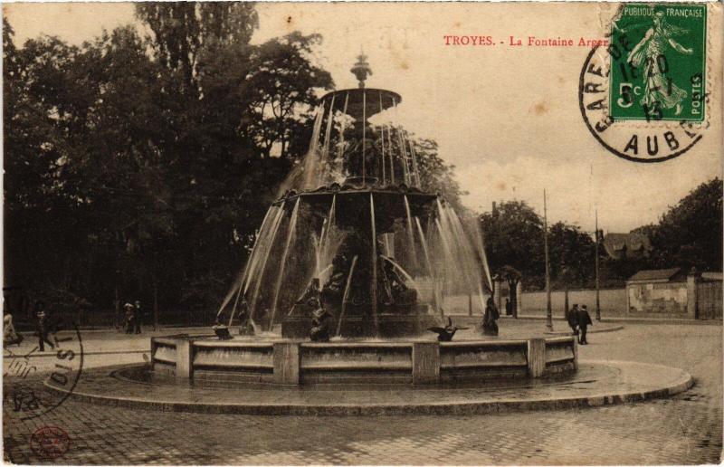Carte postale ancienne Troyes Fontaine Argence à Fontaine