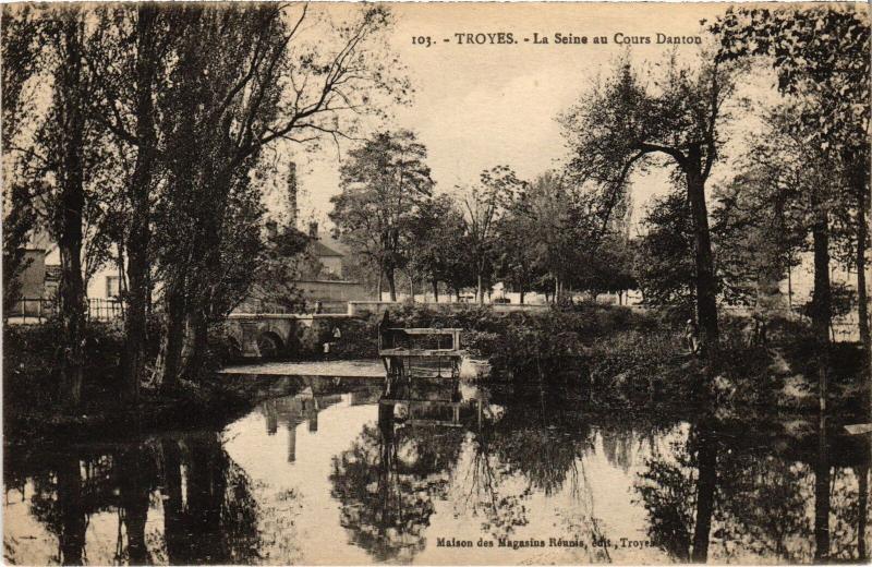 Carte postale ancienne Troyes la Seine au Cours Danton à Troyes