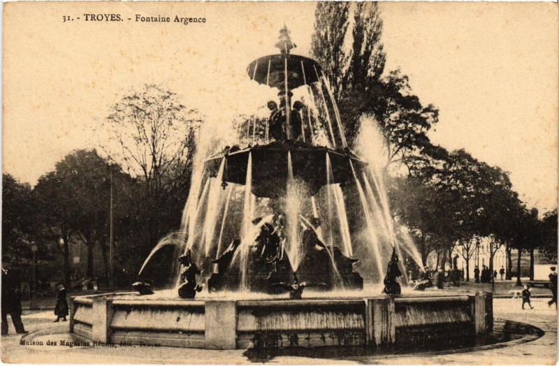 Carte postale ancienne Troyes Fontaine Argence à Fontaine
