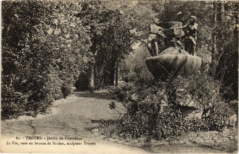 Carte postale ancienne Troyes Jardin de Chevreuse à Troyes