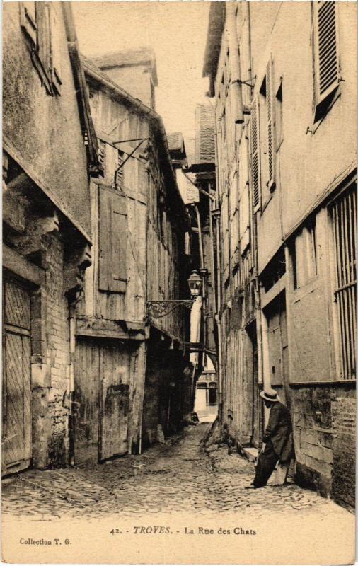 Carte postale ancienne Troyes Rue des Chats à Troyes