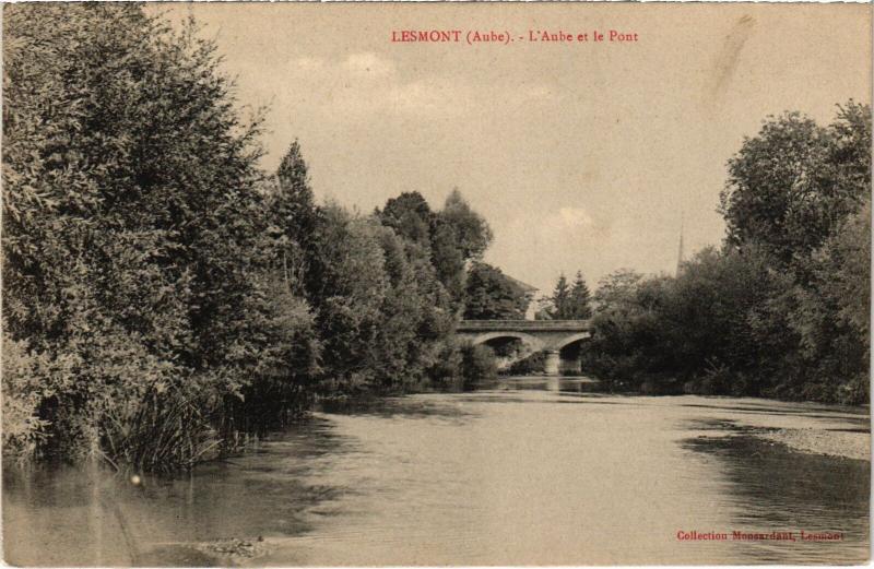 Carte postale ancienne Lesmont Aube et le Pont à Lesmont