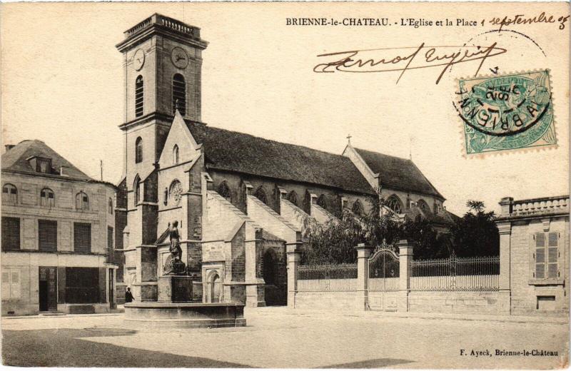 Carte postale ancienne Brienne Eglise et la Place