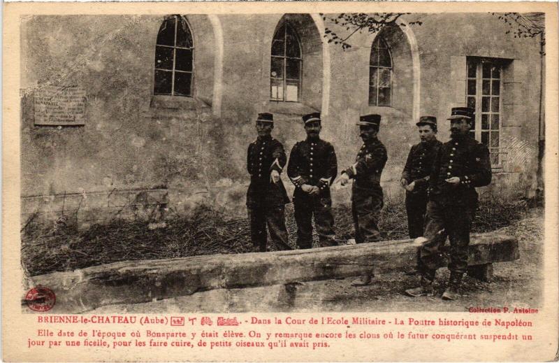 Carte postale ancienne Brienne dans la Cour de l'Ecole militaire