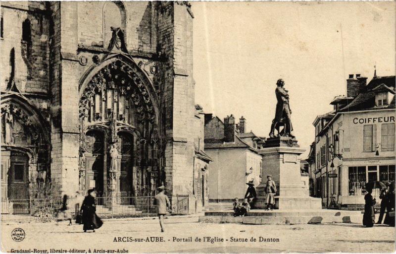 Carte postale ancienne Arcis Portail de l'Eglise Statue de Danton
