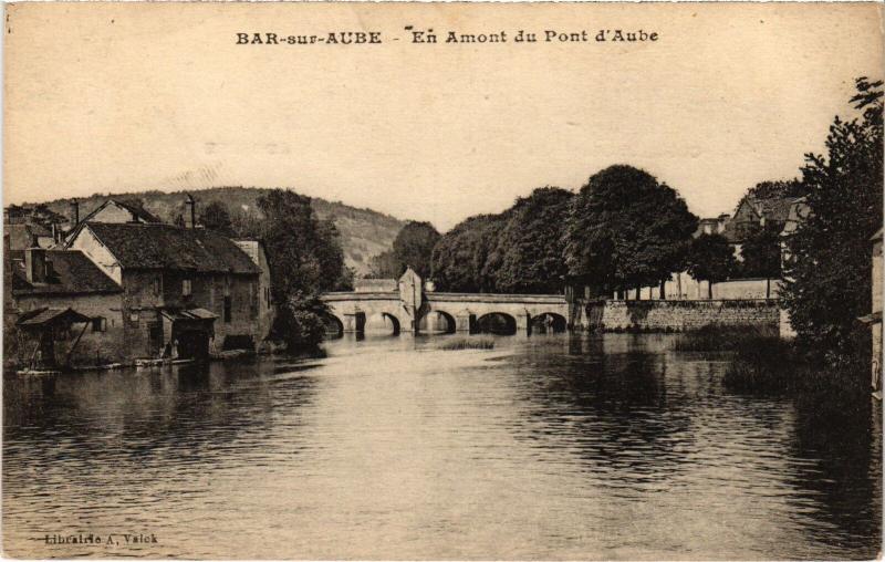 Carte postale ancienne Bar sur Aube en amont du Pont d'Aube à Bar-sur-Aube