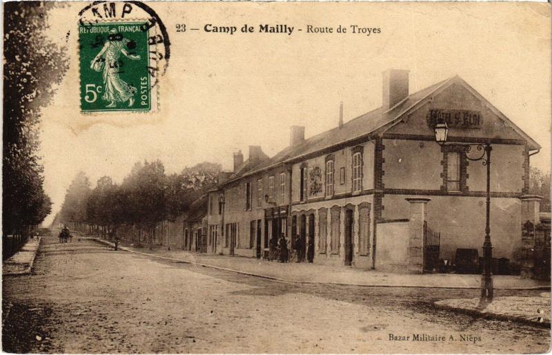 Carte postale ancienne Mailly le Camp Route de Troyes à Mailly-le-Camp