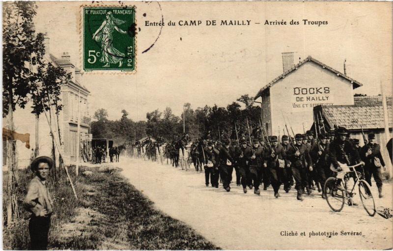 Carte postale ancienne Mailly le Camp entree arrivee des Troupes à Mailly-le-Camp