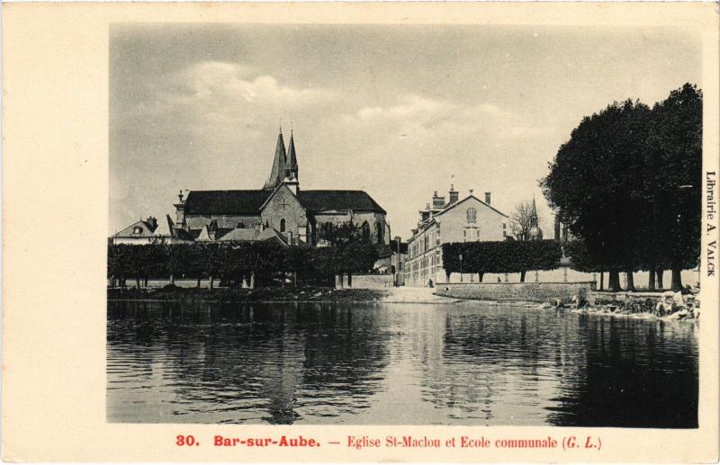 Carte postale ancienne Bar sur Aube Eglise Saint-Maclou Ecole communale à Bar-sur-Aube